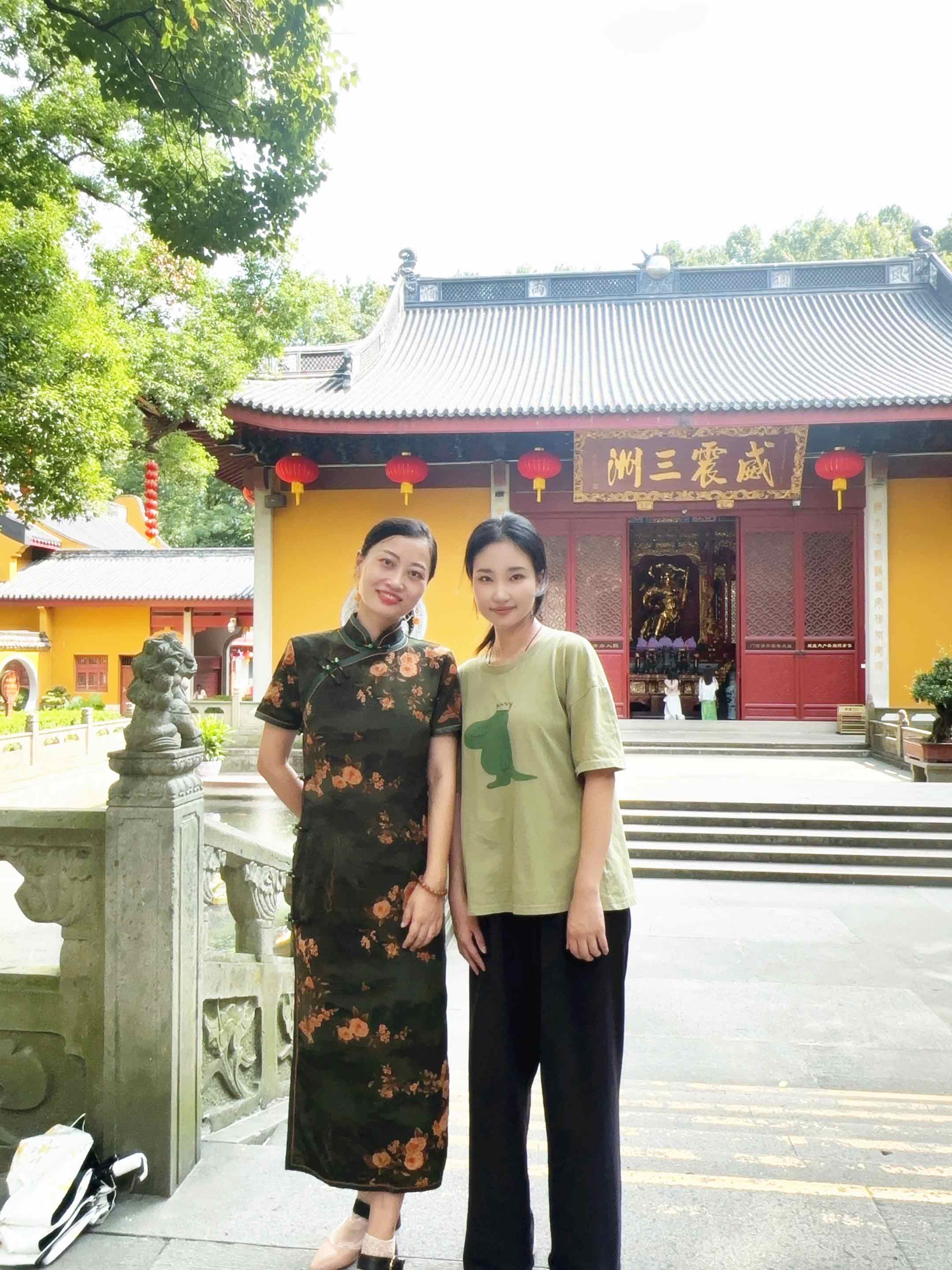 Luoshu takes students to Hangzhou for a photo tour in the autumn of 2024
