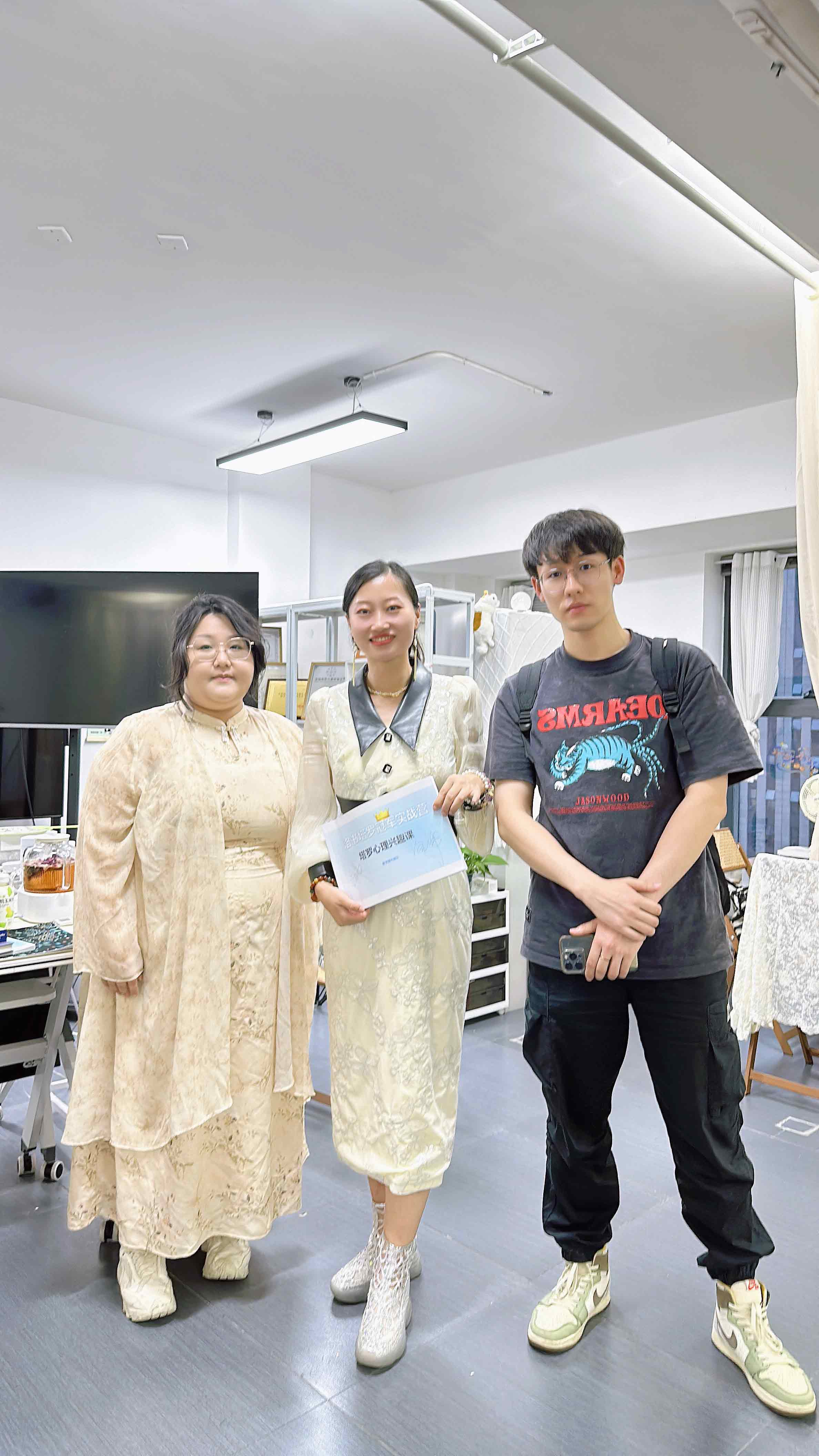 Photo of Luoshu with offline students in June 2025