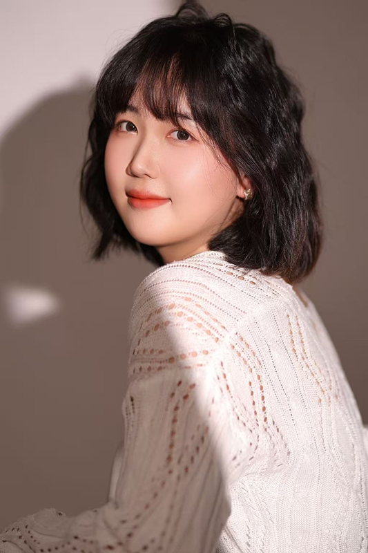 金鳞 形象照.jpg